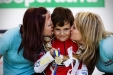 Zlat� zlosyn v objet� kr�sn�ch d�vek